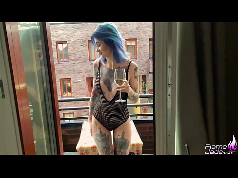 ❤️ 巨大的女孩大口吸吮，在空旷的天空下热情地做爱 ❤️ Porno vk﹏﹏