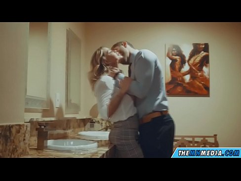 ❤️ 当一个胸大无脑的金发女郎在公共厕所里勾引你时 ❤️ Porno vk﹏﹏